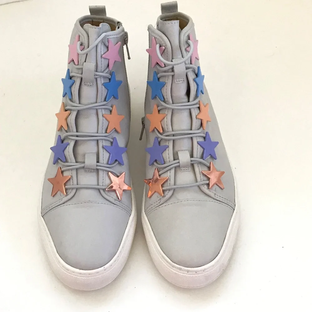 KATY PERRY High Top Sneakers with Multicolored Stars Gray Women’s Size 8 NWT